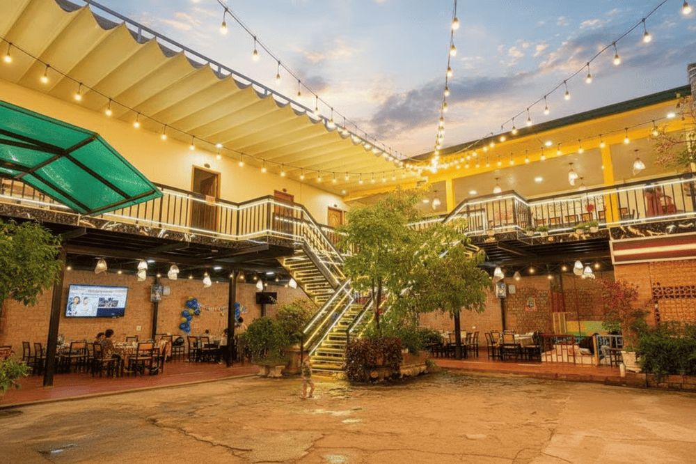 Nhà hàng có bãi đậu xe rộng, khách dễ dàng di chuyển mà không mất thời gian tìm bãi gửi xe